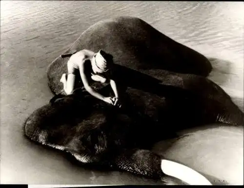 Foto Filmszene "Elefantenboy", GB 1937, Szene mit Sabu und dem zahmen Elefanten Kala Nag
