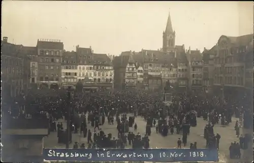 Foto Ak Strasbourg Straßburg Elsass Bas Rhin, 10. Nov. 1918, Menschenmenge in Erwartung