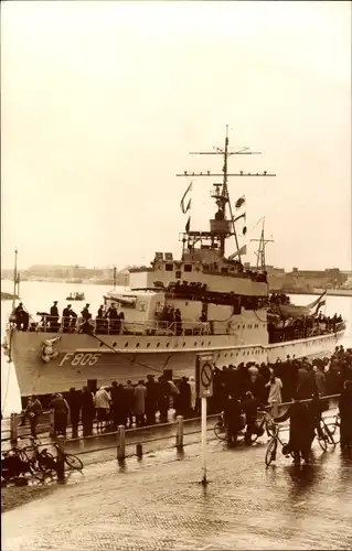 Foto Ak Niederländisches Kriegsschiff, F 805, Van Speyk, Fregat