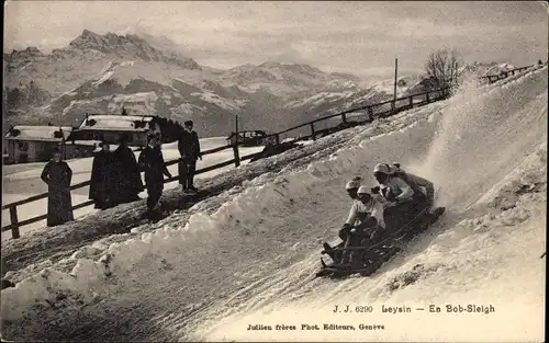 Ak Wintersport, Männer fahren Bob, Winterszene