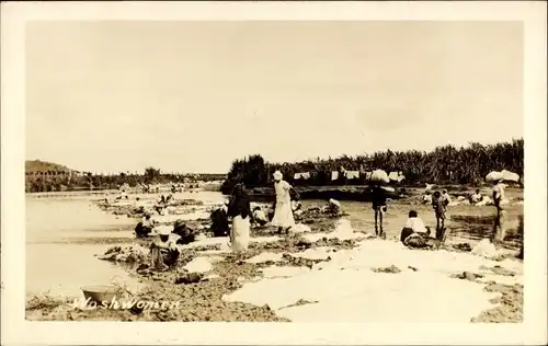 Ak Frauen waschen Kleidung, Uferpartie, Waschfrauen