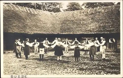 Ak Tanzende Menschen in schwedischer Tracht, Wohnhaus