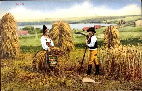 Ak Schwedische Tracht, Heuernte, Bauern, Sense