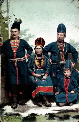 Ak Lappland, Lappländer in Trachten, Blaue Kostüme, Mützen