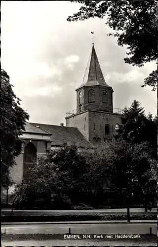 Ak Emmen Drenthe Niederlande, N. H. Kerk met Haddersbank