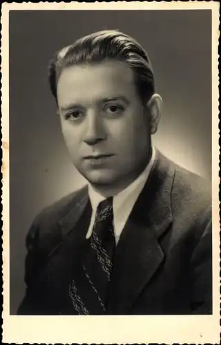 Foto Ak Schauspieler G. Belen, Portrait, Autogramm