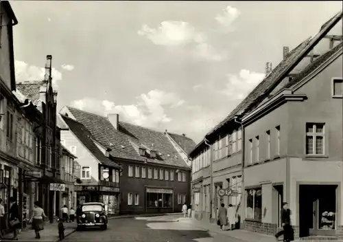 Ak Osterburg in der Altmark, Straße des Friedens, Geschäfte, Passanten, Auto