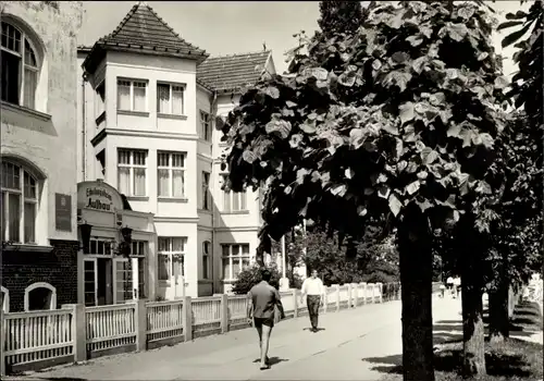 Ak Ostseebad Bansin Heringsdorf auf Usedom, FDGB-Erholungsheim Aufbau, Passanten