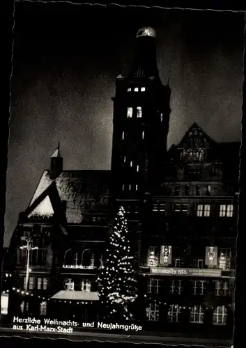 Ak Karl Marx Stadt Chemnitz in Sachsen, Weihnachtsmarkt 1968 vor Gebäude mit Turm bei Nacht