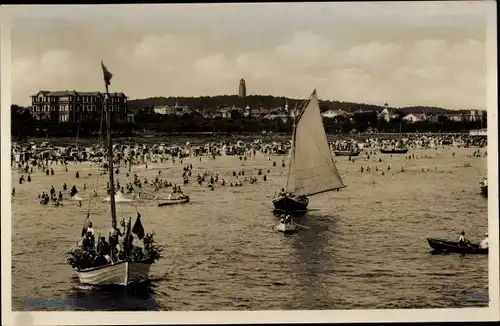 Foto Ak Ostseebad Ahlbeck Heringsdorf Usedom, Strand vom Meer aus gesehen, Segelboote, Urlauber