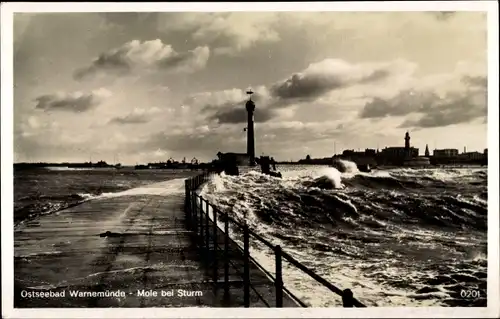 Ak Rostock Warnemünde, Mole bei Sturm, Unwetter, Wellenschlag, Signalturm