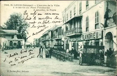 Ak St. Louis Senegal, Der Eingang zur Stadt am Ausgang von Pont Faidherbe, dem Postamt