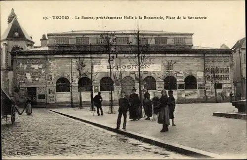 Ak Troyes Aube, Bourse, Halle a la Bonneterie, Place de la Bonneterie, Ausstellung