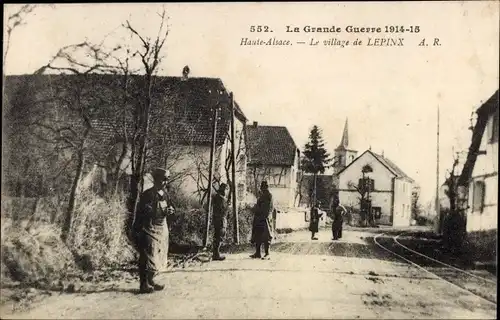 Ak Lepinx Elsass Haut Rhin, Dorfansicht, Kirchturm, Soldaten