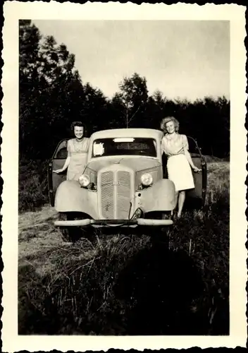 Foto Zwei Frauen mit einem Automobil, Opel Super 6
