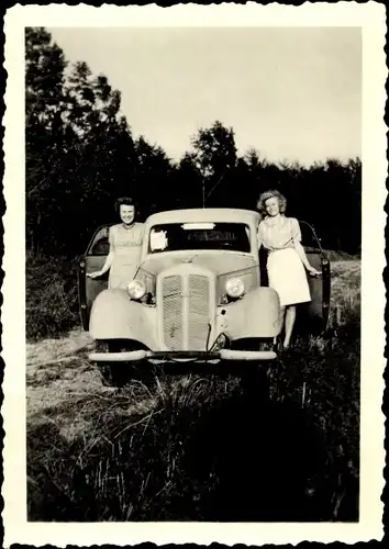 Foto Zwei Frauen mit einem Automobil, Opel Super 6