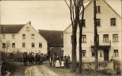 Foto Ak Deutschland, Familie posiert am Gehöft, Haus, Kutsche