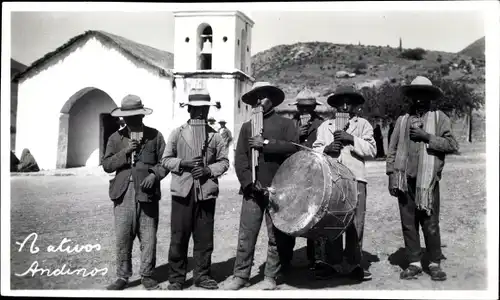 Foto Nativos Andinos, Kirche in den Anden, Männer mit Musikinstrumenten, Panflöte