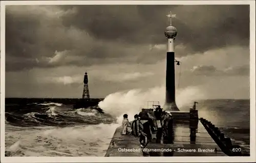 Ak Ostseebad Warnemünde Rostock, Schwere Brecher