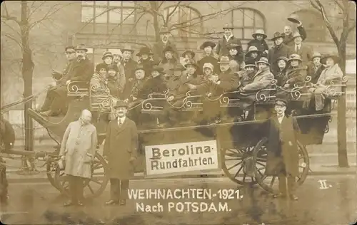 Foto Ak Berlin, Berolina Rundfahrten, Kutsche nach Potsdam, Weihnachten 1921, Fahrgäste
