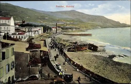 Ak Funchal Insel Madeira Portugal, Partie am Strand, Berge, Straßenpartie