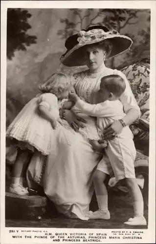 Ak Königin Victoria von Spanien, Prinz von Asturias, Prinzessin Beatrice, Prinzessin Maria Christina