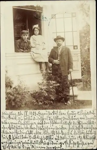 Foto Ak Würzburg am Main Unterfranken, Familie am Haus