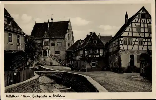 Ak Dettelbach am Main Unterfranken, Bachpartie mit Rathaus