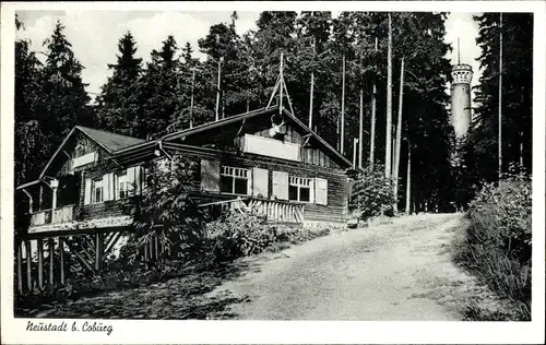 Ak Neustadt bei Coburg Oberfranken, Hütte, Turm im Hintergrund