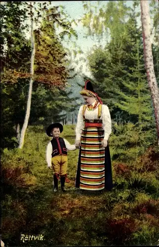 Ak Rättvik, Schwedische Tracht, Mutter mit Kind im Wald