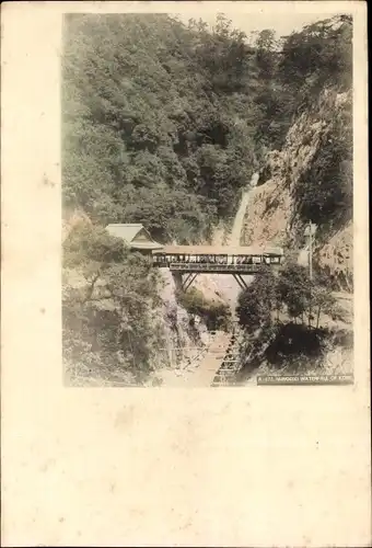 Ak Japan, Wasserfall, überdachte Brücke