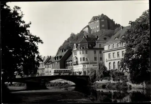 Foto Greiz im Vogtland, Konsum Geschäft, Brücke, Partie am Fluss, Kreissparkasse