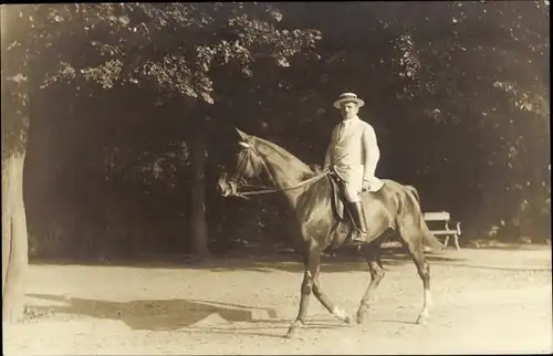 Foto Ak Schauspieler? Ferdinand Daniels, Portrait zu Pferde