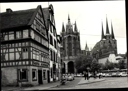 Foto Ak Erfurt in Thüringen, Dom und Severikirche, Grüne Apotheke, Passanten, Autos