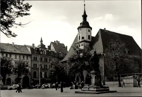 Ak Jena, Rathaus, Denkmal, Passanten