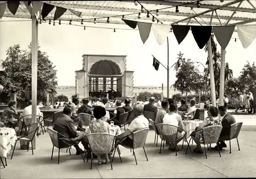 Ak Ostseebad Bansin Heringsdorf auf Usedom, Bühne, Terrasse, Gäste