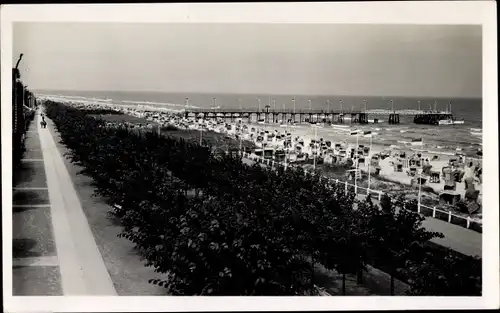 Foto Ostseebad Bansin Heringsdorf auf Usedom, Blick auf den Strand, Allee