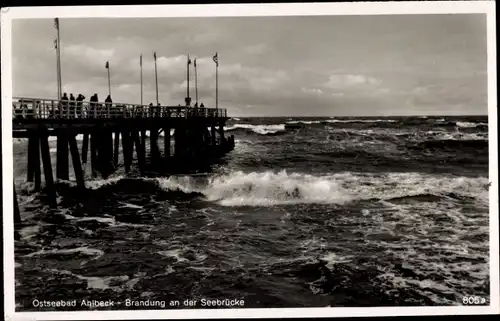 Ak Ostseebad Ahlbeck Heringsdorf auf Usedom, Brandung an der Seebrücke