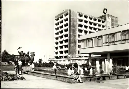 Ak Rostock in Mecklenburg Vorpommern, Interhotel Warnow, Fontäne