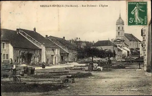 Ak Neuilly l&#39;Eveque Haute Marne, Rue Dubreuil, die Kirche