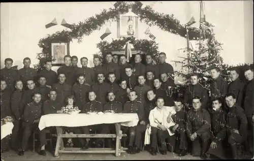 Foto Ak Tschechische Soldaten in Uniformen, Gruppenbild, Tannenbaum, Weihnachten