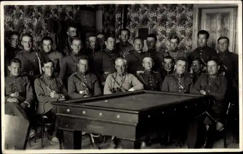 Foto Ak Tschechische Soldaten in Uniformen, Gruppenbild, Billardtisch