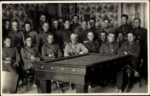 Foto Ak Tschechische Soldaten in Uniformen, Gruppenbild, Billardtisch