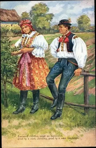 Künstler Ak Kubicek, E., Liebespaar in tschechischer Tracht, Zaun, Feld, Haus