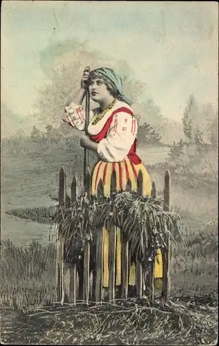 Ak Kleinrussische Typen, Bäuerin in Tracht, Landwirtschaft