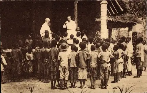 Ak Belgische Mission in Afrika, Missionare sprechen zu afrikanischen Kindern
