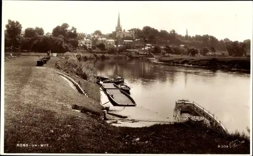 Ak Ross on Wye Herefordshire England, Gewässer, Teilansicht mit Kirche