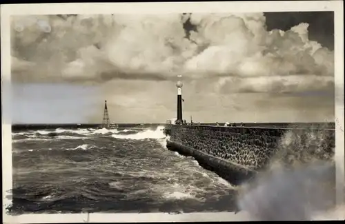 Ak Ostseebad Warnemünde Rostock, Mole bei Sturm