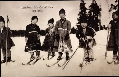 Ak Lappland, Lappbarn fran Oviksfjällen Jämtland, Kinder auf Skiern