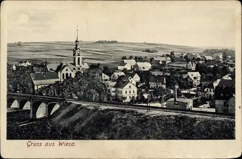 Ak Wiesa Kamenz in der Lausitz, Totalansicht, Kirche, Bahnschienen